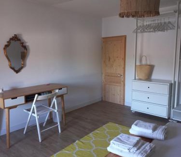 Paluds de Noves House | Chambre et salle de bain privée dans un Mas en Provence