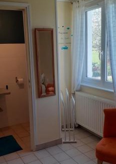 Saint-Julien-l'Ars Bed & Breakfast | Chambre indépendante et coin repas proche Futuroscope et Civaux