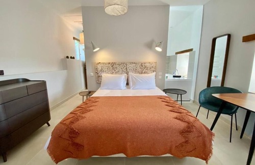 Martignargues House | CHAMBRE LUXE LA TOUR with whirlpool bath and shared heated pool
