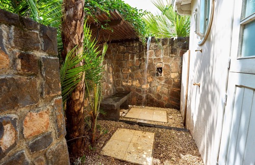 La Mivoie Villa | Chambre Africaine - Situé à Villa Harmonie sur la Presu'ile de L'ilot Fortier