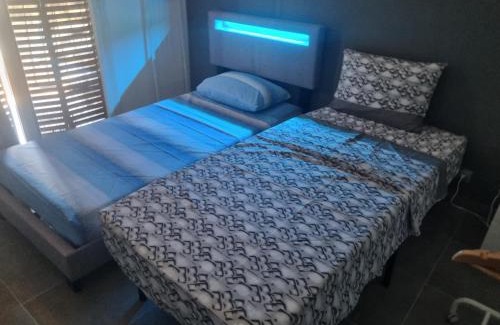 Le Ray Bed & Breakfast | Chambre privative rénové 2024, climatisation, tramway sur place , 12 min centre, 16 min plage, aperçu latéral mer, 2 wc avec 2 salle de bain, private room renovated 2024, air-conditioned , tram on spot, 2 toilets and 2 bathrooms