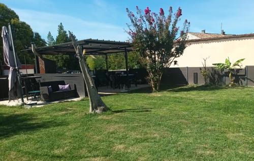 Saint-Martin-d'Ardeche Bed & Breakfast | Chambres d'hôtes & jacuzzi - A l'ombre des amandiers