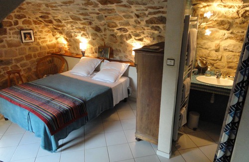 Joyeuse House | Chambres d'hôtes Au creux du Chambon