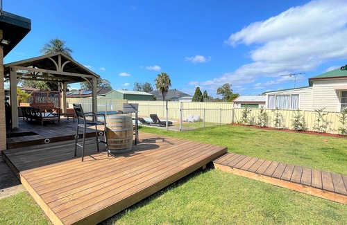 Heddon Greta House | Champagne by the Pool - Gateway to the Hunter Valley