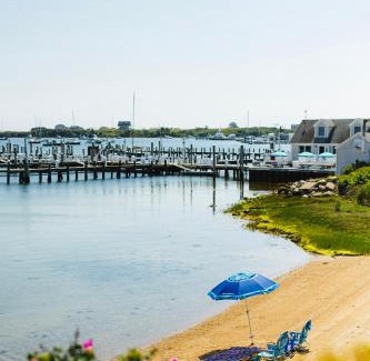 New Shoreham Hotel | Champlin's Marina & Resort