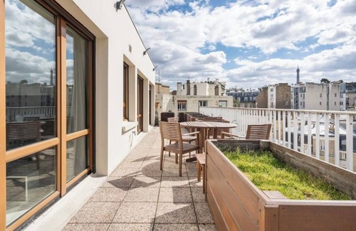 Chaillot Apartment | Champs Elysees Penthouse Eiffel View Jacuzzi