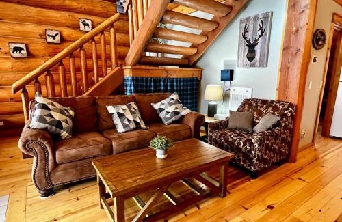 Golden House | Chancellor Peak 1BR and Loft Wooden Cabin near Lake Louise