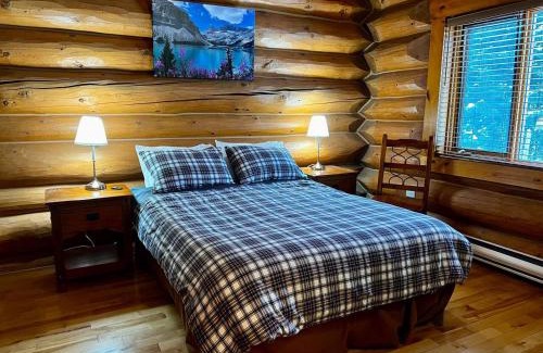Golden House | Chancellor Peak 1BR and Loft Wooden Cabin near Lake Louise