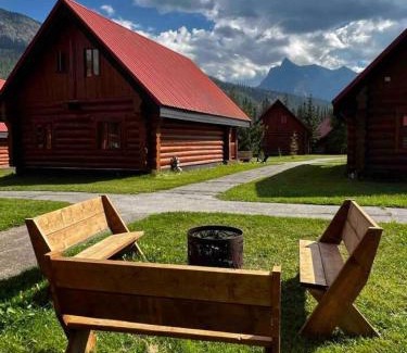 Golden House | Chancellor Peak 1BR and Loft Wooden Cabin near Lake Louise