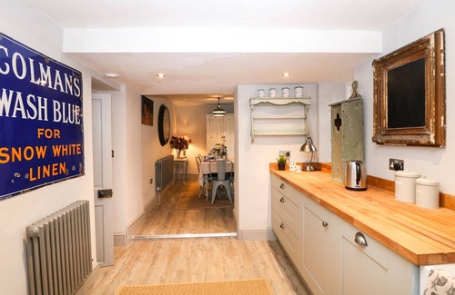 Castleton Cottage | CHANDLER HOUSE, family friendly in Castleton, Peak District