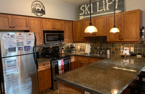 Sun Peaks Condo | Changes in Altitude at Settler’s Crossing-Private Hot tub-Heated Parking