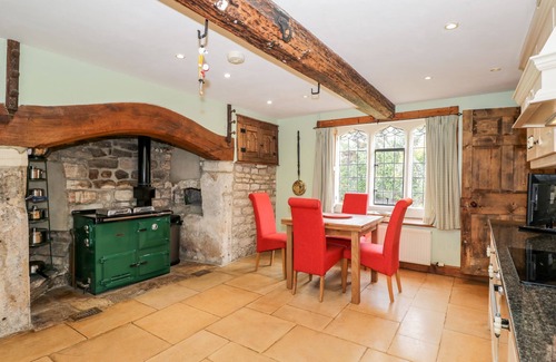 King's Stanley House | CHAPEL HOUSE, pet friendly, with a garden in King's Stanley