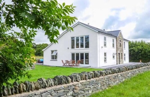 Elim Cottage | CHAPEL HOUSE, pet friendly, character holiday cottage in Llanddeusant