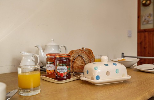 Kirkcudbright Cottage | Chapelton Coachman's Cottage - a cottage that sleeps 4 guests in 2 bedrooms