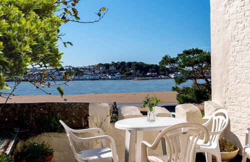 Instow Apartment | Character 3 bed apartment overlooking the beach sleeps 5 and takes 1 dog