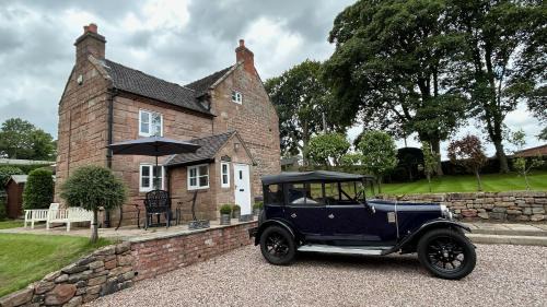 Cauldon Low House | Character 3 Bed Peak District Farmhouse Near Alton Towers, Polar Bears, Chatsworth House
