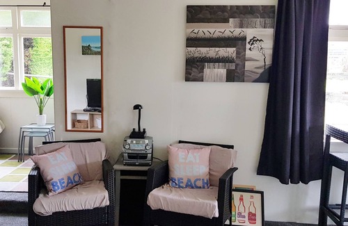 Riverton Cottage | Character Crib, 300m from Riverton's Taramea Bay popular swimming beach!