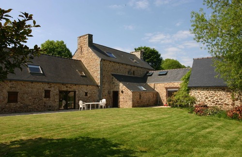 Plouha House | Character house in a restored farmhouse facing the sea. Close to a beach.