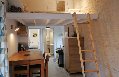 Dompierre-sur-Mer House | Character studio with independent south-facing patio