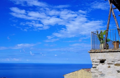 Belmonte Calabro House | Characteristic house in Belmonte Calabro with Terrazo seen to the sea