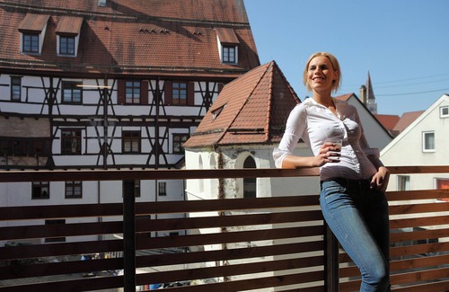 Ehingen Apartment | Charaktervolles Bierkistenzimmer in edlem Design, mit Klimaanlage, Safe und WLAN