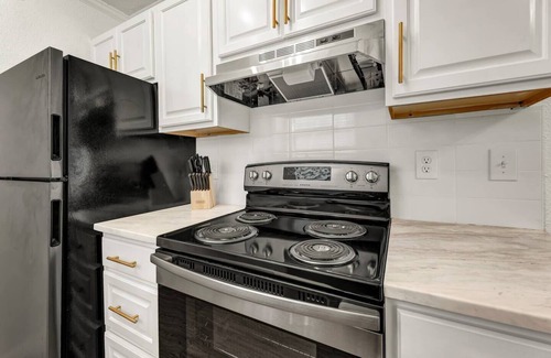 College Station Apartment | Charleston-1st Floor 2 Bdrm, Walk to A&M, King Bed