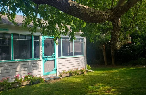 Charlestown Cottage | Charlestown Beach, 2BR Cozy Cottage, Screened porch, 3 min drive to Beach!