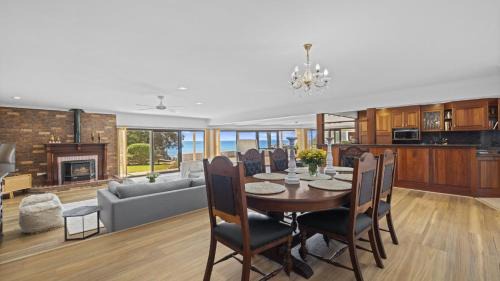 Coffs Harbour House | Charlesworth 15 - Beach Reserve, Amazing Views, Walk to Resorts, Sleeps 15