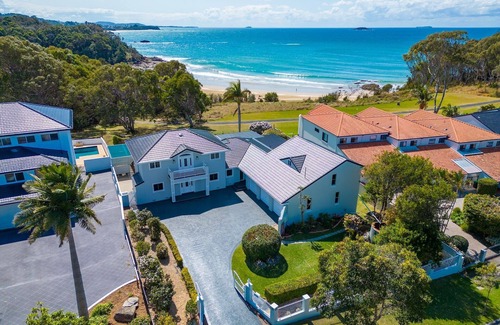 Coffs Harbour Apartment | Charlesworth 8, Sleeps 8, Beachfront Reserve, Amazing Views