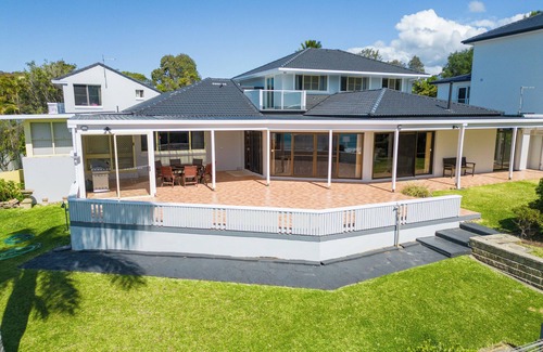Coffs Harbour Apartment | Charlesworth 8, Sleeps 8, Beachfront Reserve, Amazing Views