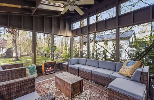New Buffalo House | Charlie's on Commanche - Charming cottage tucked away in Michiana close to the l