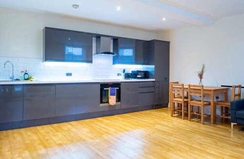 Ipswich Apartment | Charlotte House: Central 2BR 2BATH Retreat – Sleeps 6