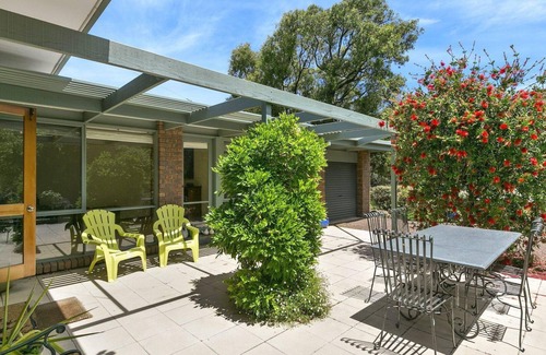 Aireys Inlet House | Charlton House - Walk To The Clifftops & The Beach