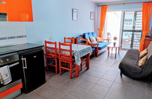 Bahia Calma House | Charming bungalow, by the sea, close to the beach, large terrace 25 m. WIFI