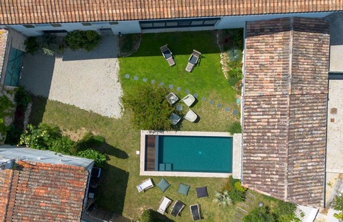 La Flotte House | Charm et Space in a Renovated Former Winery