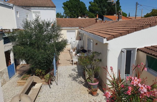 LʼAiguillon-sur-Mer House | Charming Apartment with Rooftop Terrace and Modern Amenities near Beach and Shops