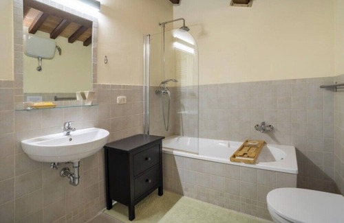 Camporotondo di Fiastrone Other | Charming 7-bedroom farmhouse with WiFi, AC in peaceful Camporotondo di Fiastrone