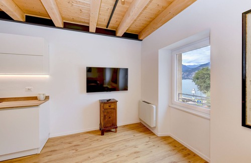 Assenza Apartment | Charm Lakefront Apartment L’isola MGH
