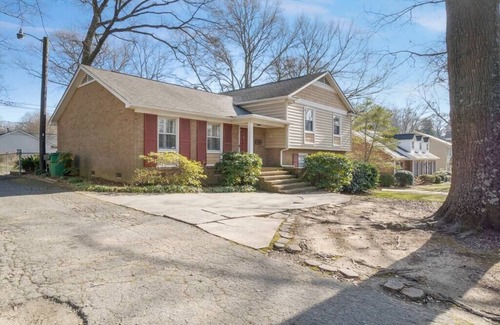 SouthPark House | Charm of Southpark - 4 Beds & Backyard