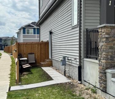 Beaumont House | Charm Private Room in Beaumont near YEG Airport with Shared Bathroom and Shared Kitchen