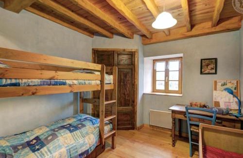 Saint-Jean-Soleymieux House | Charmant Gîte avec Terrasse, Cheminée et Jardin, à Proximité des Bois, Animaux Acceptés - FR-1-496-205