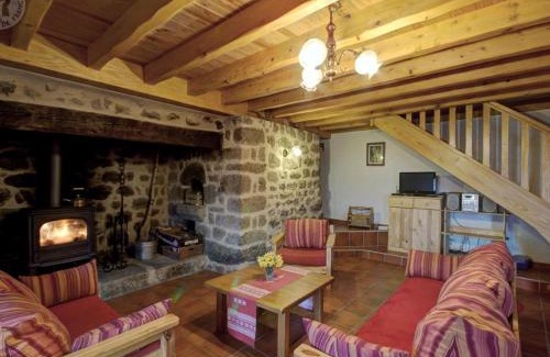 Saint-Jean-Soleymieux House | Charmant Gîte avec Terrasse, Cheminée et Jardin, à Proximité des Bois, Animaux Acceptés - FR-1-496-205