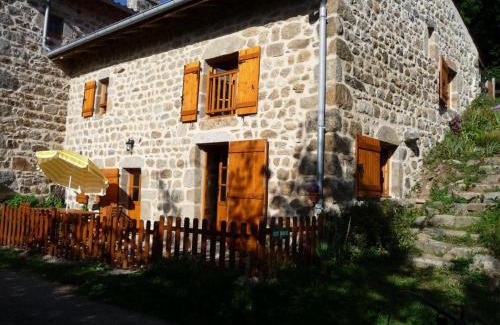 Saint-Jean-Soleymieux House | Charmant Gîte avec Terrasse, Cheminée et Jardin, à Proximité des Bois, Animaux Acceptés - FR-1-496-205