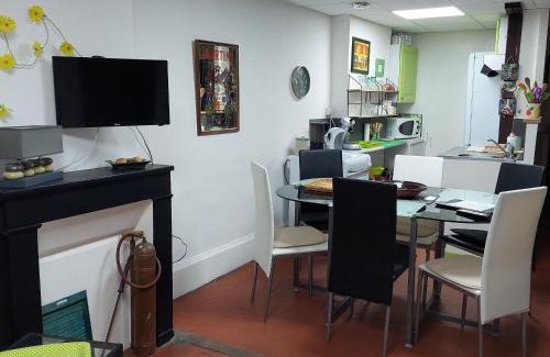 Vailly-sur-Sauldre House | Charmant gîte avec 2 chambres, cour partagée, Wifi et animaux acceptés - FR-1-586-14