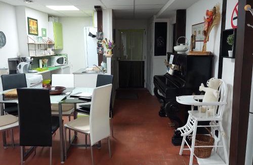 Vailly-sur-Sauldre House | Charmant gîte avec 2 chambres, cour partagée, Wifi et animaux acceptés - FR-1-586-14