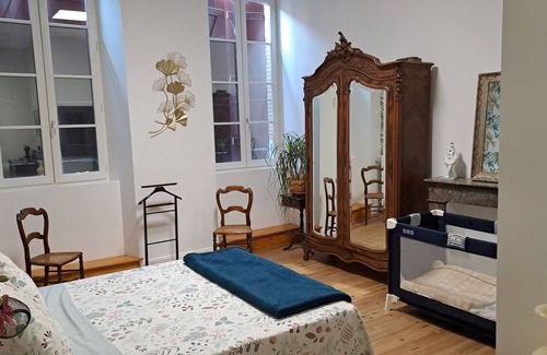 Beaumont-de-Lomagne Bed & Breakfast | Charmant Gite aux Beaux Volumes, Jardin Privé, Idéal en Familles