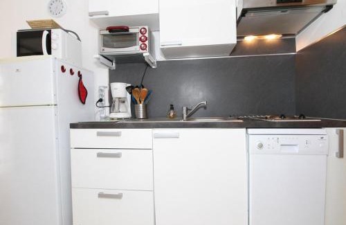 Balaruc-les-Bains Apartment | Charmant T1 avec grande terrasse, climatisé, proche des Thermes, équipé lave-vaisselle et lave-linge - FR-1-553-43