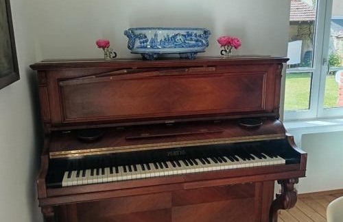 Jaligny-sur-Besbre House | Charmante Cure Ancienne avec Jardin et WiFi, Près de Vichy - FR-1-489-459