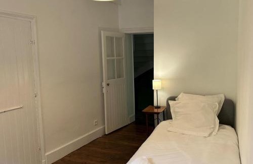 Jaligny-sur-Besbre House | Charmante Cure Ancienne avec Jardin et WiFi, Près de Vichy - FR-1-489-459