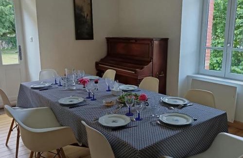 Jaligny-sur-Besbre House | Charmante Cure Ancienne avec Jardin et WiFi, Près de Vichy - FR-1-489-459